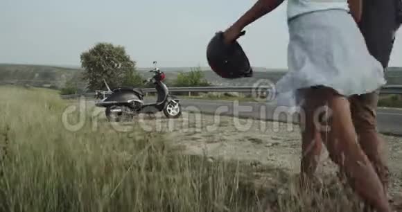 女孩和男孩慢跑到一辆摩托车并骑到一条新的道路缓慢的动作视频的预览图