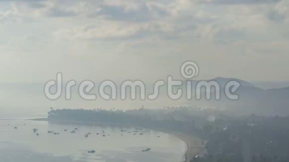 烟空气污染晨雾笼罩海面捕捞小型渔船视频的预览图