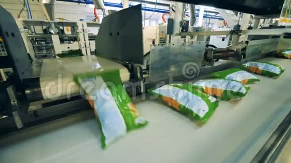 带有薯片的袋子在工厂输送机上运输视频的预览图