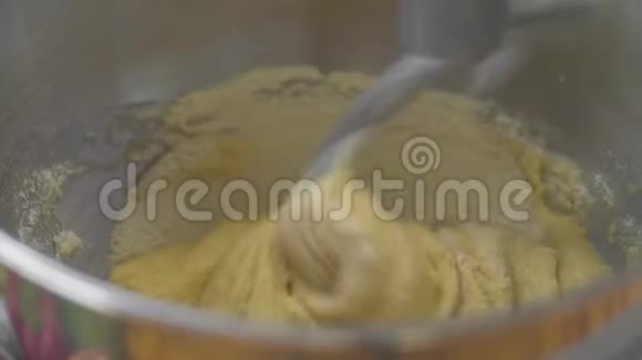 意大利面食的捏面机上的面团厨房搅拌机揉面面团做糕点准备材料视频的预览图