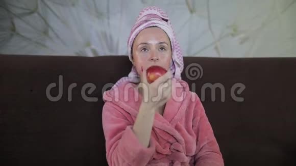 女人在电视上看深夜电影吃苹果浴衣面膜视频的预览图