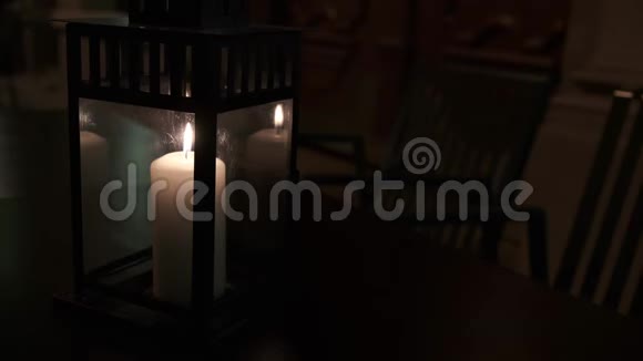 在豪华餐厅黑暗中燃烧蜡烛视频的预览图