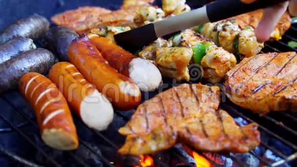 不同类型的多汁肉类在热煤烤架上缓慢运动视频的预览图