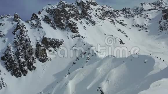 人们走在雪山顶上空中镜头4k视频的预览图