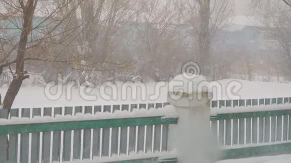 雪落在小栅栏的背景上视频的预览图