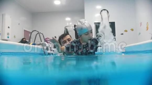 儿童脑瘫的水康复程序这孩子在水里泼水视频的预览图
