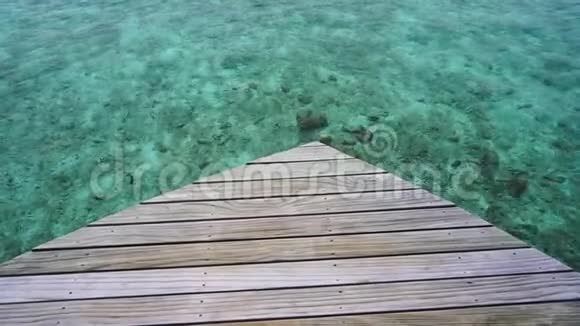 木制甲板在马尔代夫价格度假村视频的预览图