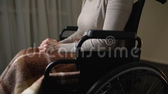 残疾妇女在家中坐轮椅为老年人服务慈善基金会视频的预览图