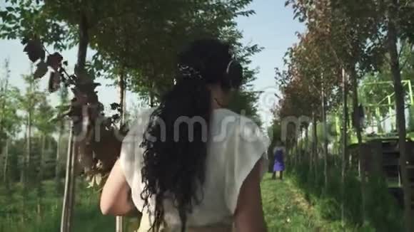 女工走过花园视频的预览图
