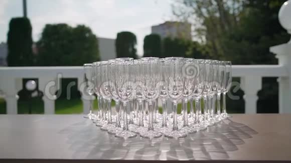 美丽的假日餐桌酒杯两排酒杯放在一张桌子上上面放着白色的桌布视频的预览图