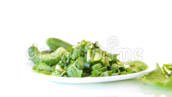 新鲜的黄瓜和蔬菜沙拉在一个盘子里隔离在白色的视频的预览图