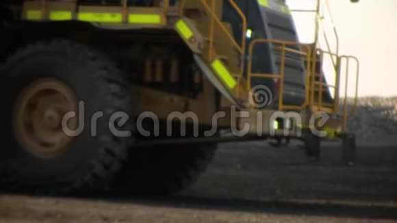 一辆卡车车轮缓慢行驶视频的预览图