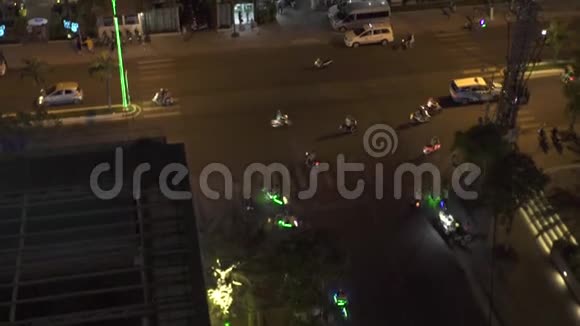 夜生活现代城市从屋顶俯瞰海岸摩托车和汽车在夜晚的城市道路上行驶在海上的棕榈树上视频的预览图