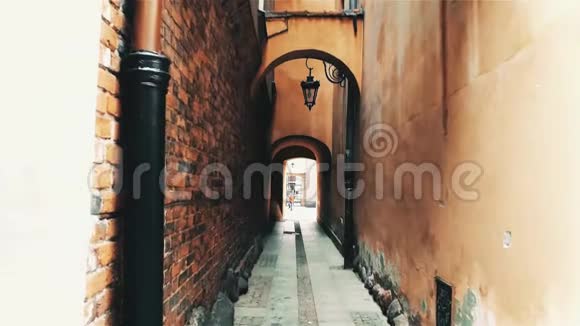 沿着波兰华沙狭窄的老街走视频的预览图