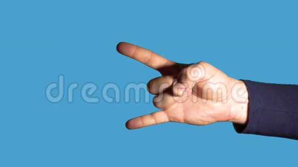 男性手势食指和小指向上视频的预览图