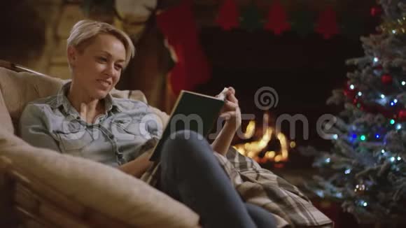女人正在读一本圣诞夜等待圣诞老人的书视频的预览图