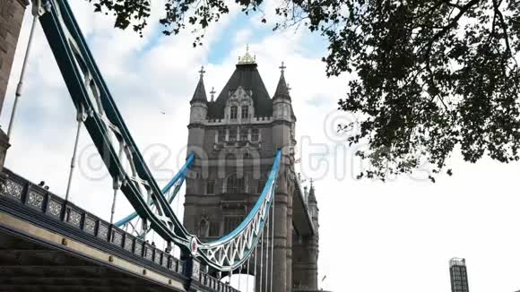 伦敦塔桥附近视频的预览图
