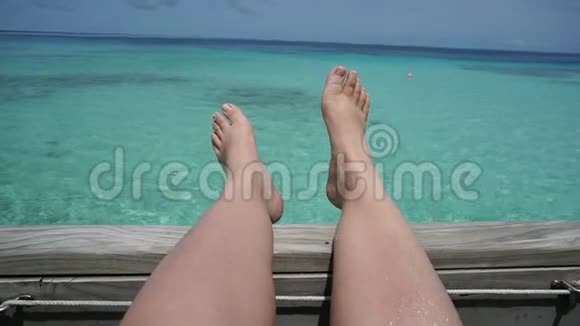 马尔代夫度假胜地海网座椅的游客放松脚视频的预览图