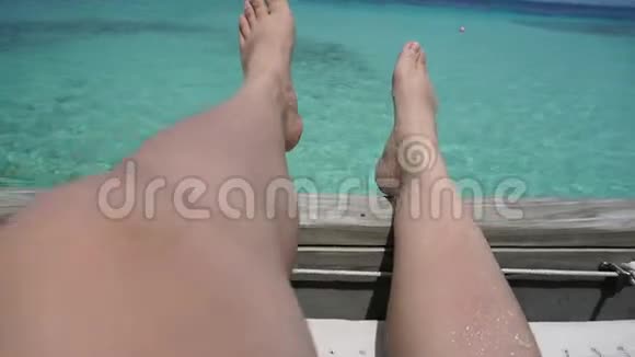 Pov坐着放松马尔代夫度假胜地的海网座椅视频的预览图