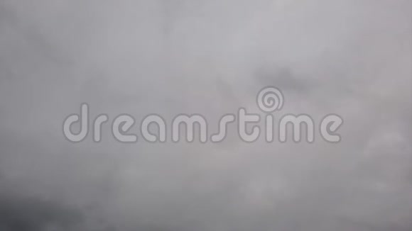 时间流逝的天空浓密的灰蒙蒙的云像烟一样吹视频的预览图