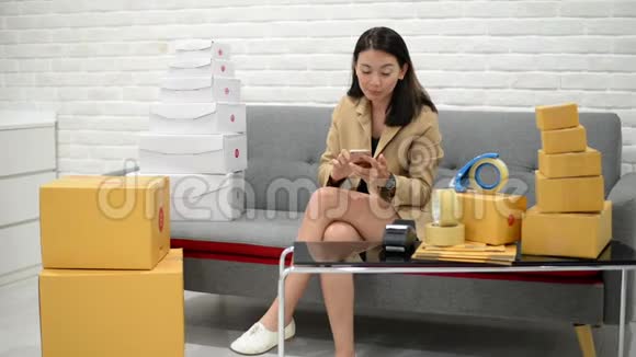 年轻的亚洲女性在收到手机订购单时会做笔记视频的预览图