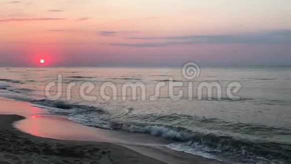 海上日出不错宁静平静的大海海滩上可爱的夜晚视频的预览图