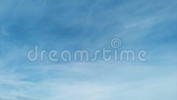 雪莲花在时间的流逝中美丽的白线在夏天的蓝天中缓慢地移动视频的预览图