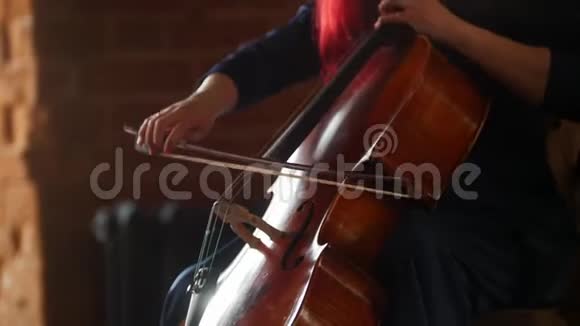 一个女人在感情上玩大提琴视频的预览图
