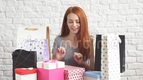 美丽的红发女孩选择圣诞礼物视频的预览图