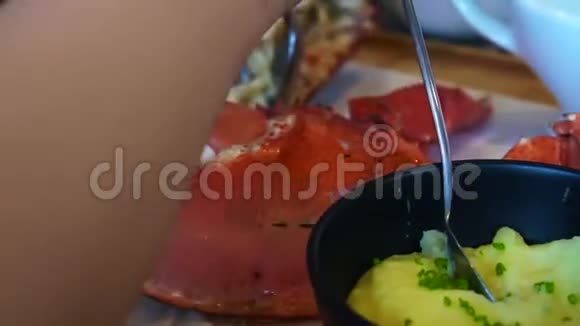 吃龙虾肉出壳视频的预览图