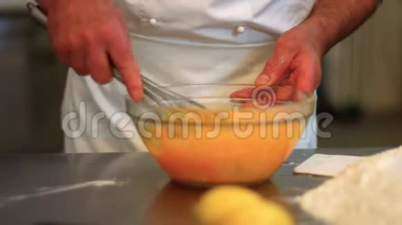 一位糕点厨师正在混合许多鸡蛋来制作2台FDV的糕点视频的预览图