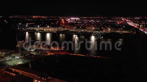 夜间鸟瞰船港视频的预览图
