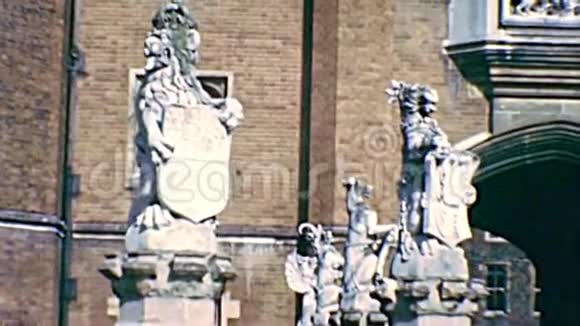 汉普顿法院的独角兽之门视频的预览图