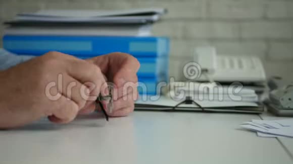 会计部职员的形象在桌上戴眼镜的时候视频的预览图