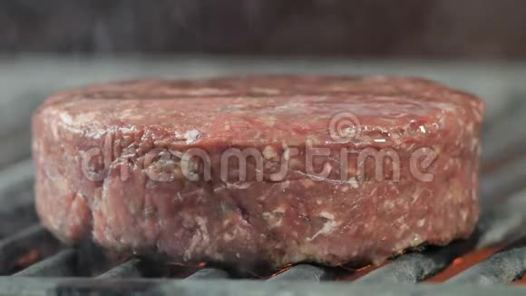 大牛肉片是烤的特写镜头视频的预览图