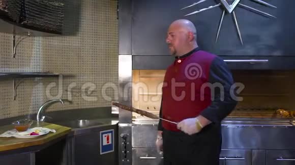 厨师把大刀扔在扦子上切肉视频的预览图