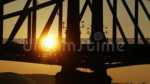 布达佩斯市中心和日出桥的低角度景观视频的预览图