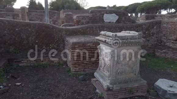 罗马帝国废墟有双子祭坛神殿的房间视频的预览图