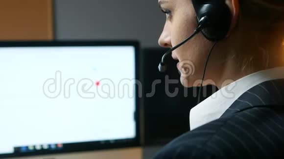 呼叫中心操作员接听呼叫并与客户沟通后景视频的预览图