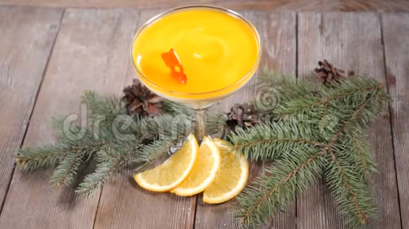 在装饰着杉树枝和柠檬片的木板上的玻璃碗中可以看到美味的甜点视频的预览图