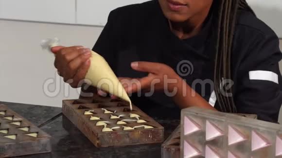 美丽成熟的女性巧克力师一边工作一边对着镜头微笑视频的预览图