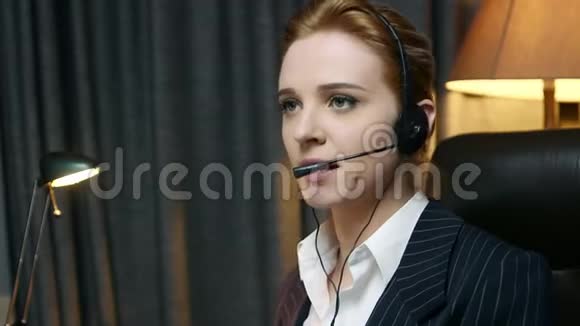 呼叫中心操作员接听呼叫并与客户沟通后景视频的预览图