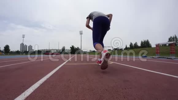 一位美丽的女子慢跑者在一天的慢速运动训练中开始在城市体育体育场跑步视频的预览图