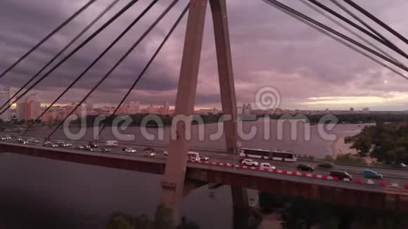 在印象派日落时分有三角鹰在德尼普罗上空的高桥视频的预览图