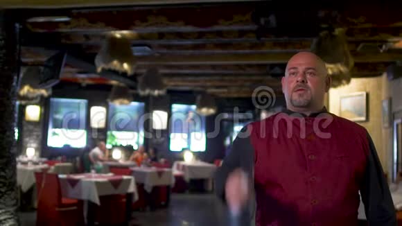 专业厨师在餐馆里玩锋利的刀视频的预览图