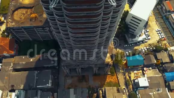 曼谷Sathorn废弃摩天大楼的4架Kerial无人机上升镜头视频的预览图