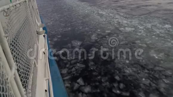 船漂浮在冰封的大河上视频的预览图