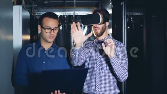一个男人在服务器房戴VR眼镜关门视频的预览图
