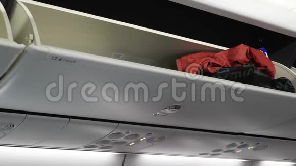 行李舱在飞机上手提行李飞机行李舱视频的预览图