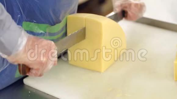店员的特写在超市里切奶酪视频的预览图